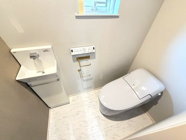 1階トイレになります。タンクレストイレですのでお掃除やメンテナンスもしやすいです！