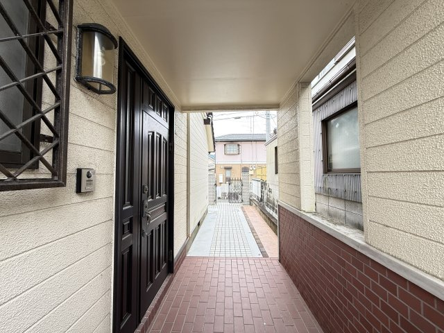屋根付きの玄関アプローチは雨の日でも濡れにくく快適に出入りできます。門扉から玄関までゆとりある動線を確保しプライバシーにも配慮された設計。アプローチが毎日の暮らしに安心感と上質な印象を与えてくれます。