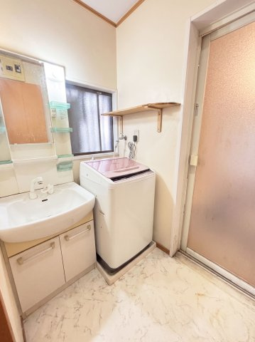 朝の準備が心地よい明るい窓付きの洗面室（CG加工で家具消しを行っています）