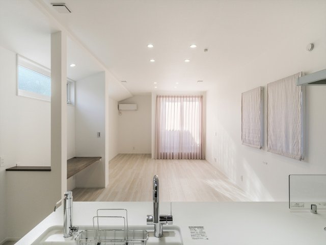 2面に窓を配した明るいリビング。ダウンライトが均一に室内を照らし、穏やかな時間を演出します。家具が配置しやすいシンプルな形状で、ご家族が自然と集まりたくなるような心地よい寛ぎの空間です！