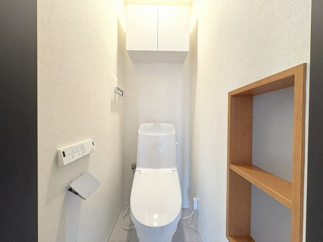 温水洗浄機能付、清潔感のあるトイレ。