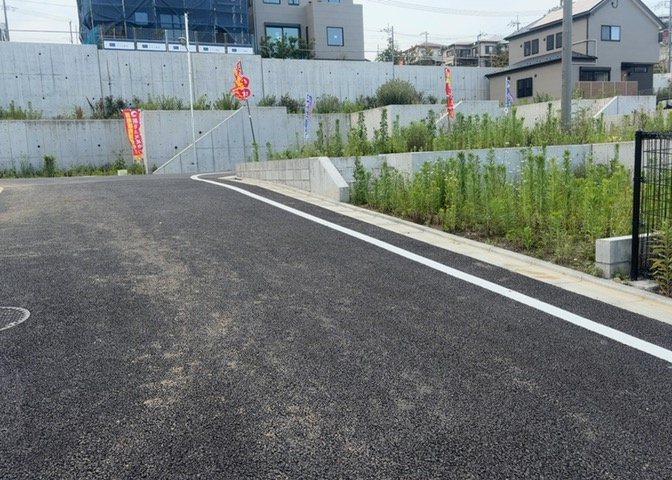 現地に行くなら、物件の周囲の地形がどうなっているかを見ることも大切です。周辺より低くなっている土地では、大雨などで水が集まりやすいため、地盤が弱くなっているということも考えられるため、注意が必要です。