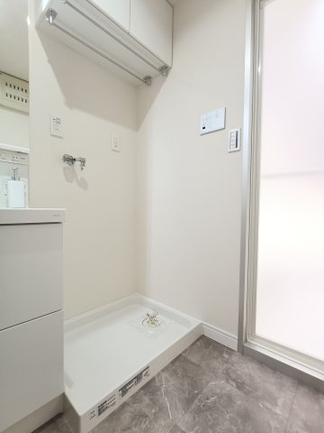 【室内洗濯機置き場】　上部のキャビネットにランドリーグッズなどを収納できます。