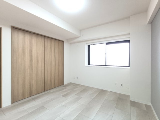 【洋室約6.8帖？】　6.8帖の洋室は明るい陽射しが差し込み、家族の個室として快適に過ごせる空間です。