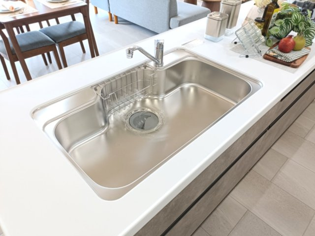 【シンク】　広々としたシンクは調理器具もまとめて洗いやすく、片付けもスムーズに行えます。