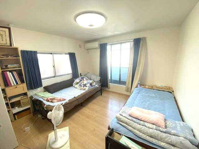 8帖洋室　二面採光の明るいお部屋でウォークインクローゼットもあります