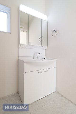 【洗髪洗面化粧台】大きな洗面ボウルとハンドシャワーで、お風呂に入らなくても洗面台で手軽に洗髪♪三面鏡の裏側には収納スペースがあります。