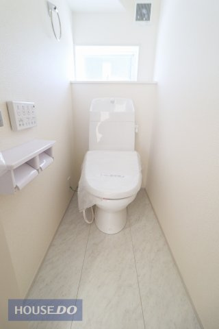 【トイレ】温水洗浄暖房便座付き。2箇所あるので、忙しい朝でも安心♪ほっと一息つけるプライベート空間は広めの設計となっております。