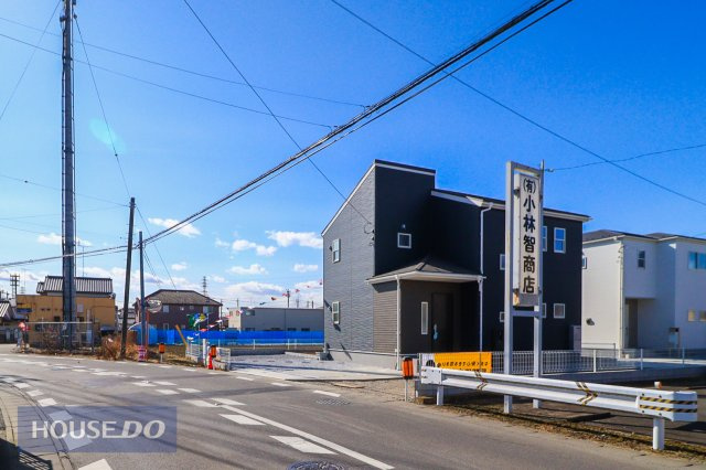 【前面道路】駐車や切り返しも楽々7.4ｍ道路です♪周辺環境は大切な要素ですので、道幅や駐車など、現地でしっかりとご説明させていただきます。