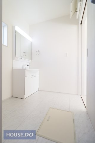 【脱衣所】洗面脱衣所はゆったりとしたスペースで使いやすいです。