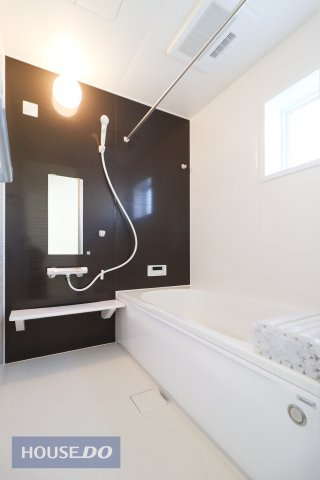 【浴室】1日の疲れた体を癒せるシステムバス。足を伸ばしてリラックス♪一坪風呂でお子様と一緒でもゆったりと寛げます。浴室乾燥機付きで雨の日の洗濯おまかせ♪