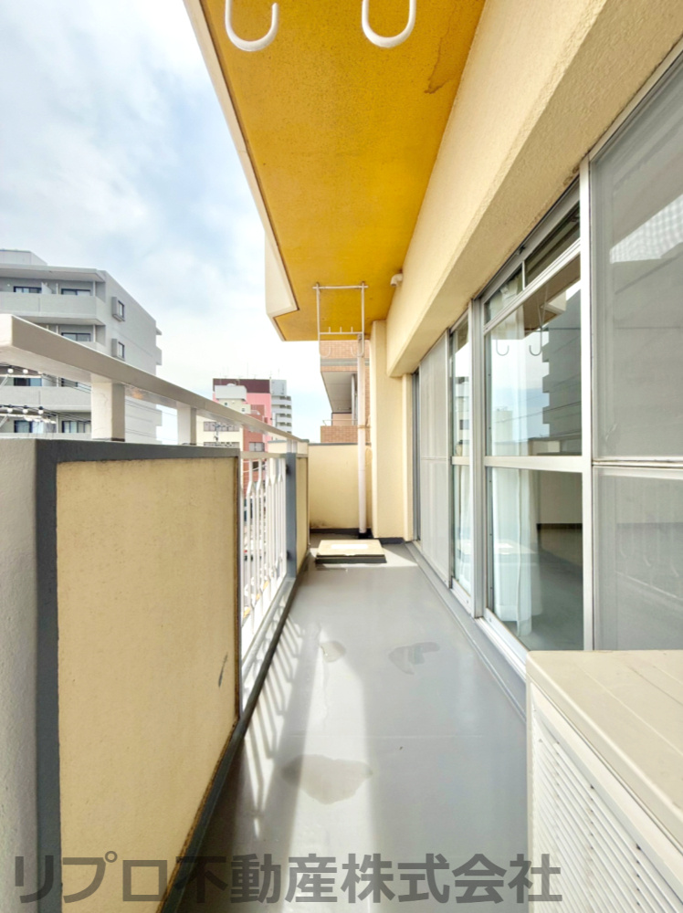 バルコニーは物干し竿があればすぐに洗濯物を乾かすことができます！
