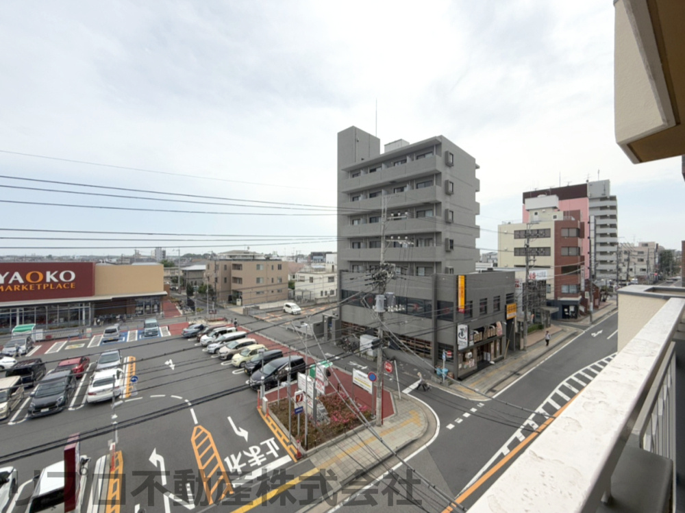 本物件は角部屋です！目の前にスーパーがあり、2分で向かうことができます！