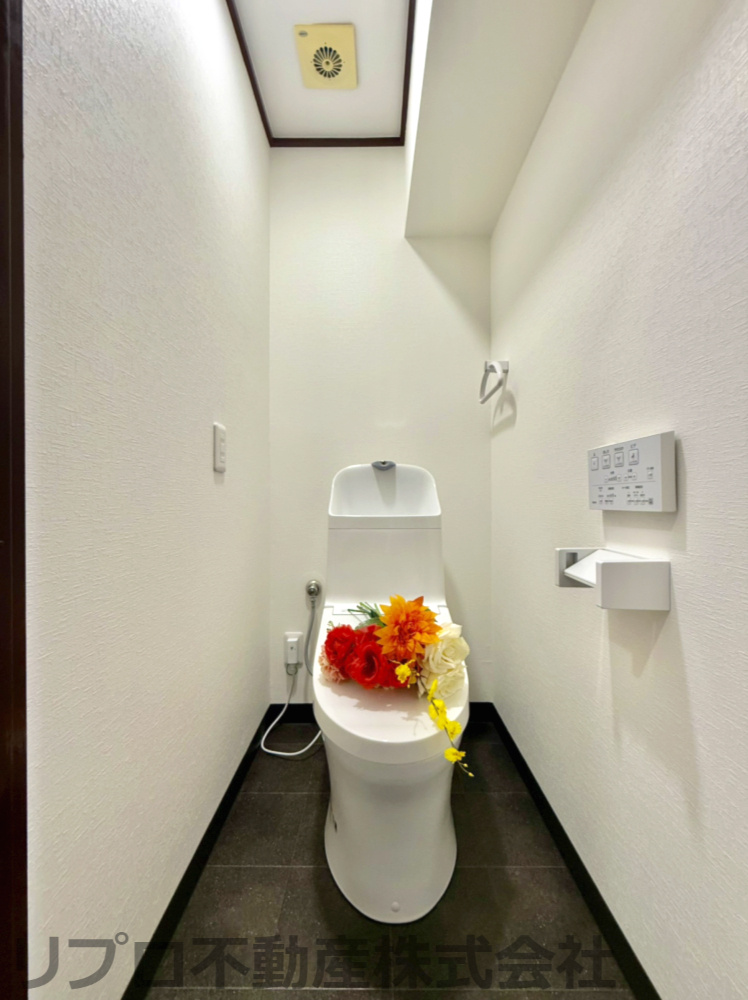 トイレは温水洗浄便座となっていて、タオルリングや換気扇があるリフォーム済みのトイレです！