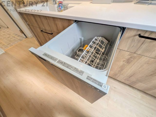 【同社施工例】食器洗浄乾燥機は手洗いに比べて時間や労力を節約できます。また、高温のお湯で洗浄されるため、雑菌や細菌を殺菌する効果もあります。さらに、乾燥機能があるため、手で拭く手間も省け衛生的に保管で