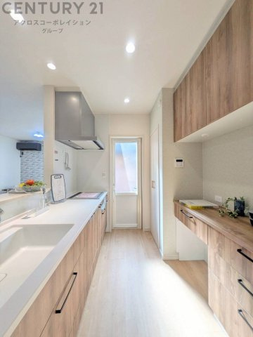 【同社施工例】シンプルなデザインと使いやすさを兼ね備えた対面式システムキッチンは、効率的な作業スペースを提供し、家族やゲストとのコミュニケーションを促進します。