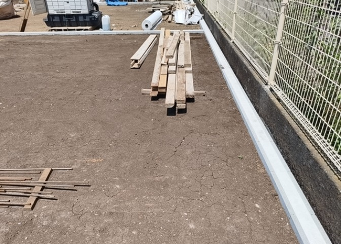 土地の面積＝住宅面積ではありません。建ぺい率の問題などで、土地のある場所によって住宅を建てられる面積は限られています。高さもしかり、「土地」という言葉の中には、建築条件も含まれると考えておきましょう。