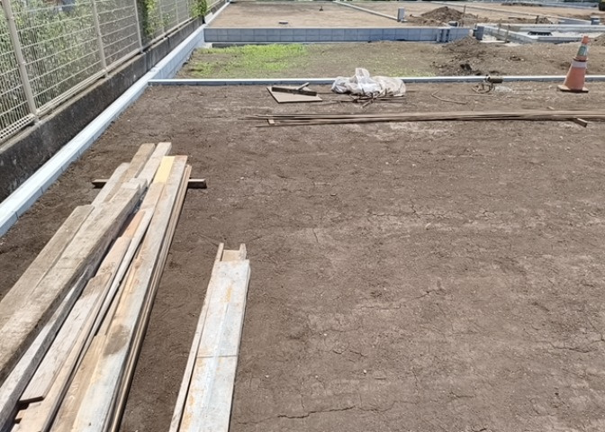 家を建てる場合、方位は要チェックです。現実的に日当たりのよい家ならばリビングは南側、建築基準法でも北側に当たる家への配慮は求められています。土地を見学に行く際は、方位磁針を持って行くようにしましょう。