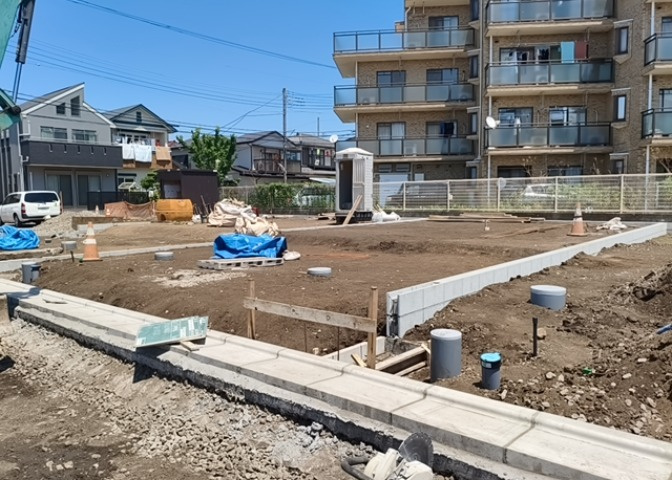 現地に行くなら、物件の周囲の地形がどうなっているかを見ることも大切です。周辺より低くなっている土地では、大雨などで水が集まりやすいため、地盤が弱くなっているということも考えられるため、注意が必要です。