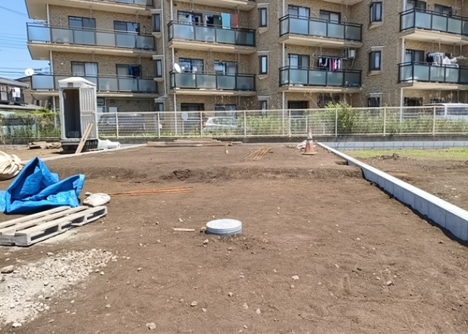 土地購入を検討されている場合、境界杭がない状態で購入してしまうと境界確定測量をする必要があり、費用がかかります。購入の前に、売主、隣土地所有者立ち合いのもと境界を確定し境界杭を設置するのがベストです。