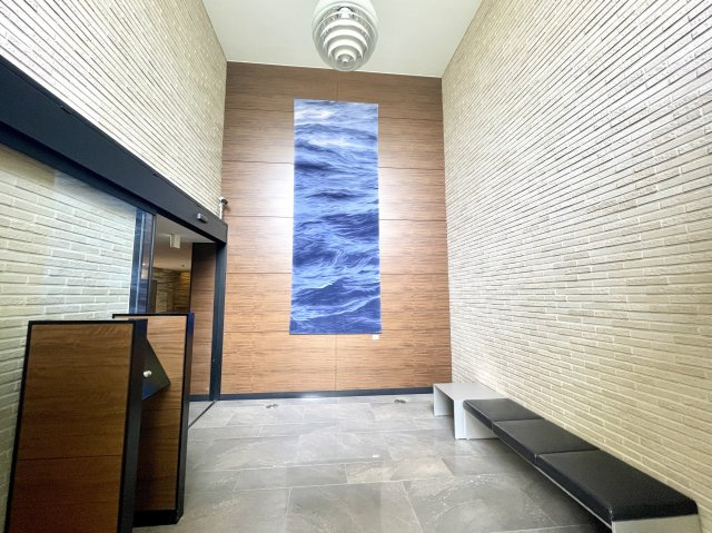 エントランスドアの向こうには奥山清行氏デザインのタペストリーが出迎えます