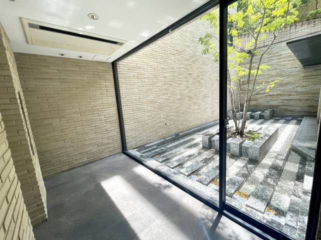 エレベーター前の中庭スペースからは明るい陽が差し込みます