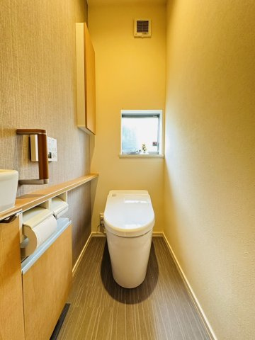 タンクレスでスタイリッシュなトイレです。