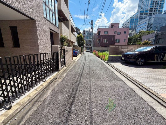 現地前面道路の様子　都心の中心部にありながら、住まいとしての落ち着きも感じられる住環境です。