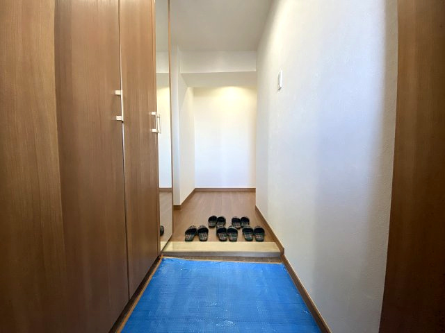 収納が完備されているのでご家族の靴がスッキリ片付きます。　家の顔となる部分なので綺麗な状態でお客様を迎えられるのは嬉しい要素です♪　