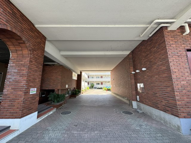 エントランスは日々の暮らしの玄関口。明るく開放的な空間で、住まう方を心地よく迎え入れます。