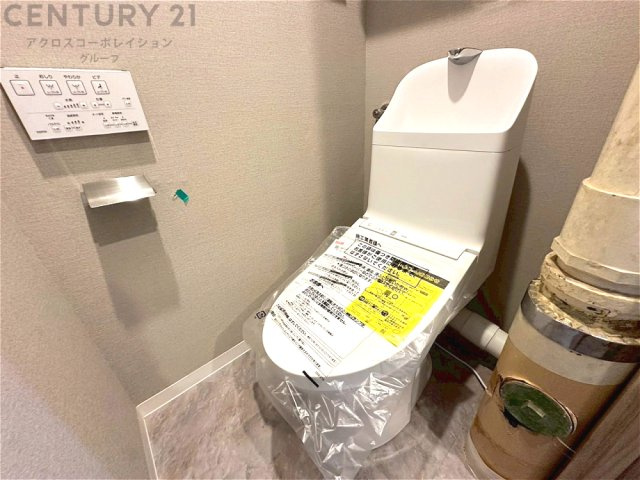 温水洗浄便座付トイレは温水洗浄機能により、暖かい水でおしりを洗浄することができ、冷たい水を使う従来の便座に比べ、温水洗浄機能で暖かいトイレを提供し、快適な使用を可能にします。