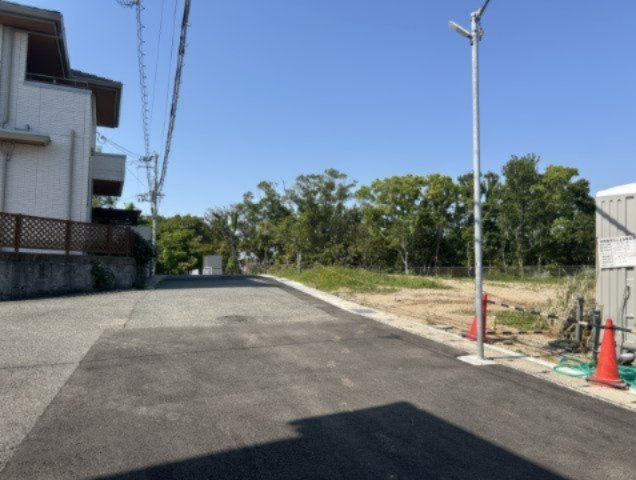 《建築条件なし》お好きなハウスメーカー・工務店で理想の住まいを実現できます。　道路と土地に高低差のないフラットな土地です♪
