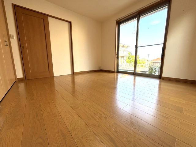1階の約7.5帖の洋室。