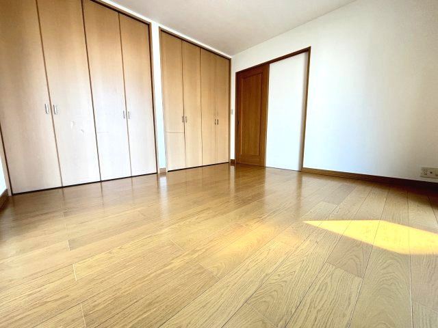 陽光と心地よい風が入る2面採光の7.5帖の洋室です。