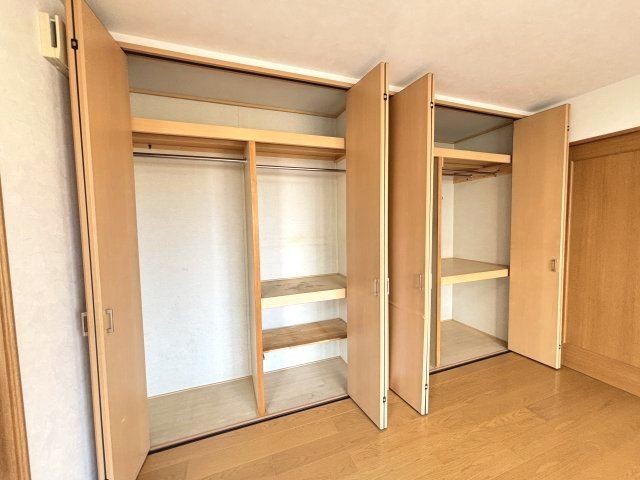 7.5帖の洋室にはお荷物がたっぷり入る収納がございます。