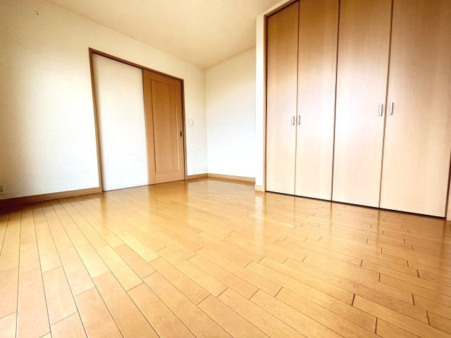 家具の配置がしやすいかたちの2階洋室約6.7帖。