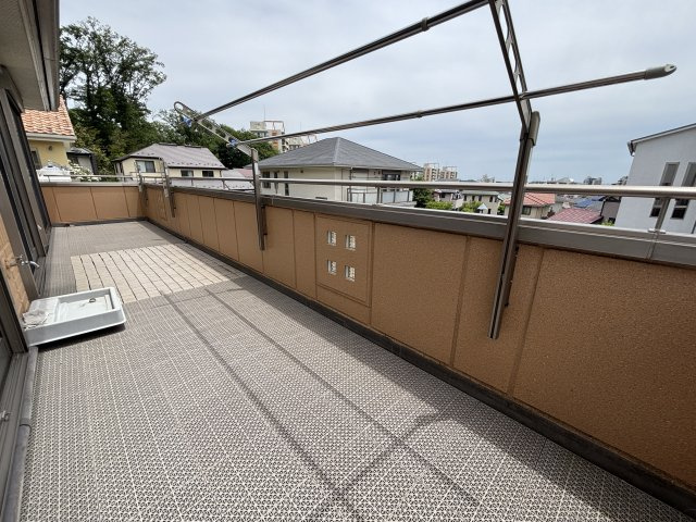 南東向きの明るく広いバルコニー。