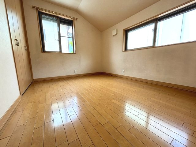 2階洋室約5.5帖。北西向きですが、2面採光なので明るいお部屋です。