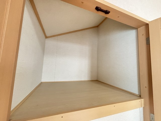 2階洋室約5.5帖の収納。コンパクトですが奥行がございます。