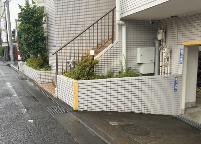物件によっては、入居者が個人的に使用できる専用庭がついているものもあります。また、住宅の中にある土間の部分を庭と呼ぶこともあります。庭の用途は住む人によって変わり、それによってデザインもさまざまです。