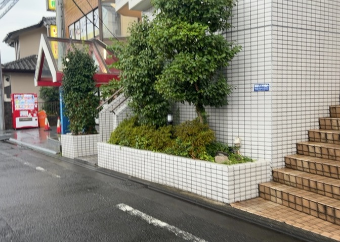中庭（パティオ）とは、一つの建築物の内部に設けられた、壁などで囲われている庭のことを指します。コの字型、ロの字型が主流ですが、L字型の中庭もあります。最近では、インテリア性の高さからも人気があります。