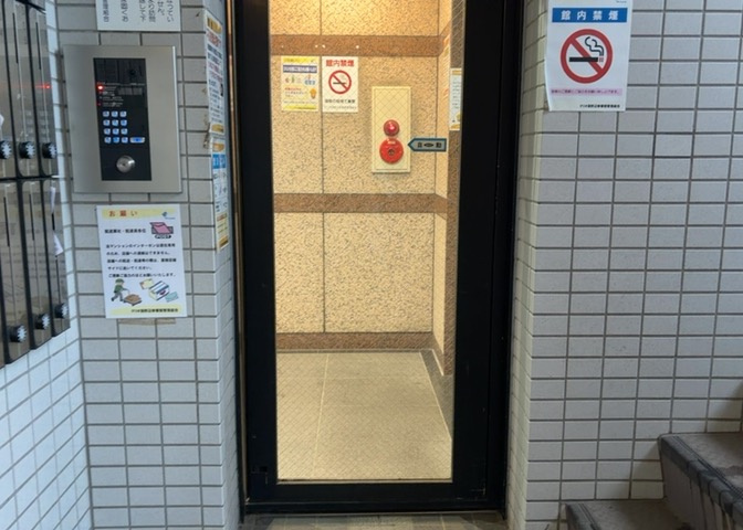 ラウンジは、マンションの共用スペースに椅子やテーブルなどを配置した利用者が寛げる空間です。屋内型ラウンジと屋外型ラウンジがあります。共用部分の管理状況と合わせて、詳細については現地でご確認ください。