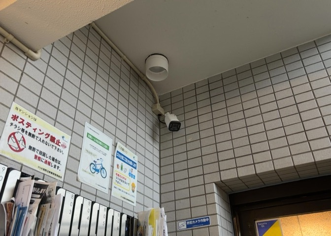 受付はマンションコンシェルジュがいる場合もあれば、管理人が滞在する小部屋を総称して呼ぶことがあります。主にエントランスに設置されていることから、防犯面でも期待ができます。防犯設備がない場合はより安心！