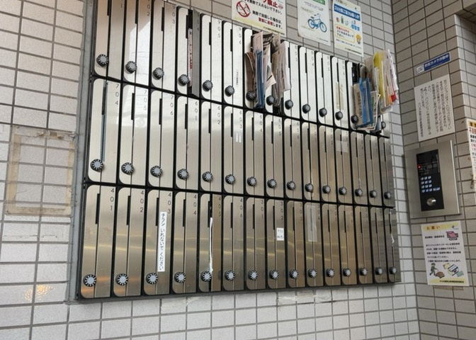 エントランス付近に設置されている集合ポストは、住んでいる部屋と離れているため、ポストをあさるなど誰かに何かされていても被害に気づきにくいです。入居する時には他人に特定されにくい番号で鍵をかけましょう！