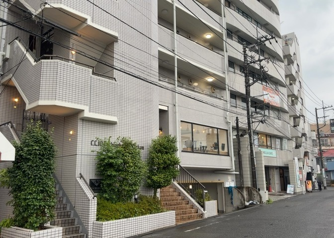 一般的なバルコニーは、奥行1.5ｍ程ですが、ワイルドバルコニーは2ｍまで広がっています。そのため洗濯物の間隔をあけ干すことができ、乾きやすいというメリットや、ガーデニングが楽しめる等の特徴があります。