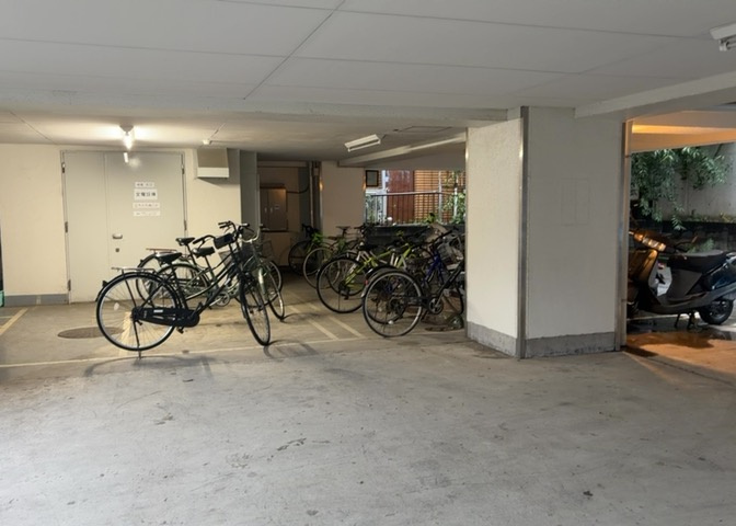 駐車場と明記されていても、最小スペースでつくられた駐車場だと大型車は駐車できなかったり、出入りしにくくなったりする可能性があります。お車のサイズと購入したい物件の駐車場のサイズを現地で確認しましょう。