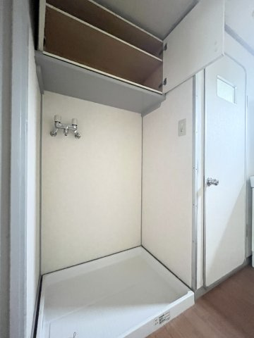 室内に洗濯機置場を確保。上部には収納スペースもあり、洗濯用品などをすっきりしまえます。