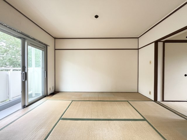 約6.0帖の和室。窓から緑を望め、自然を身近に感じながらゆったりと過ごせる空間です。