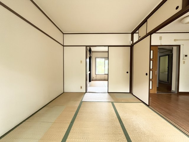 約6.0帖の和室。建具を開放すれば、奥行きを感じるひと続きの空間として使えます。