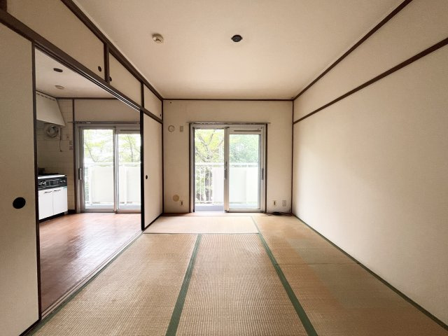 約6.0帖の和室。緑を眺めながら落ち着いて過ごせる一室です。